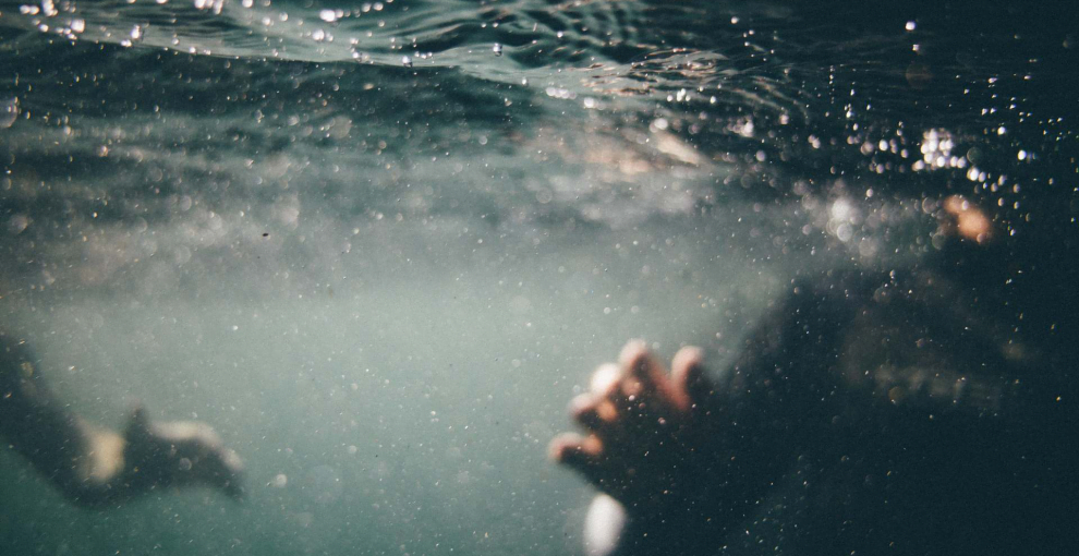 女友和妈妈掉河里先救谁