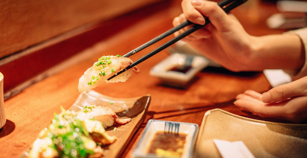 聚餐你会吃得更多